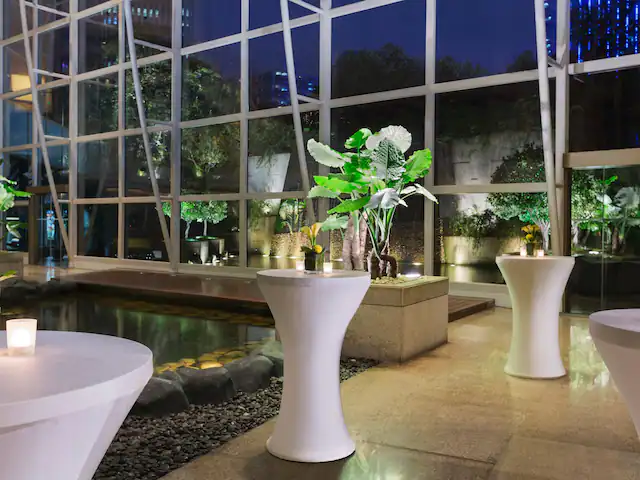 Lower lobbycocktail area